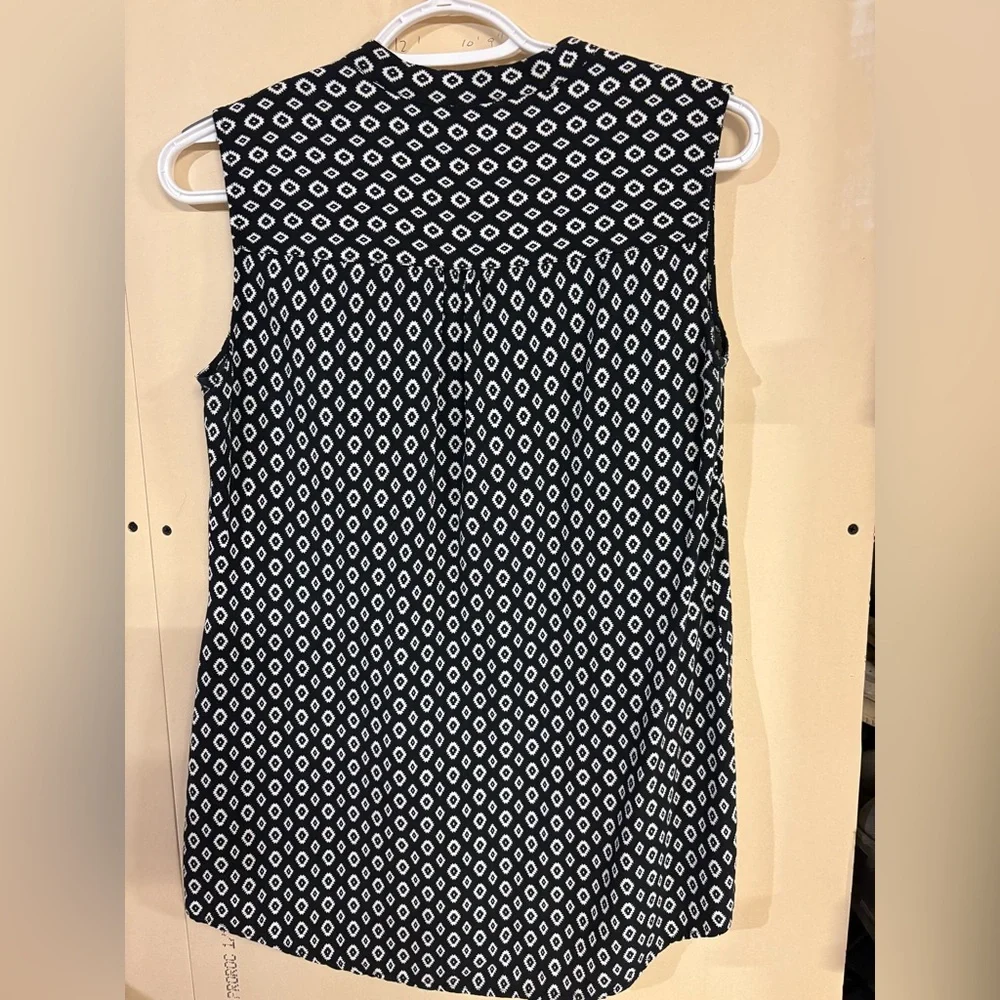 Nicole Miller Black & White Diamond-Print Sleeveless Blouse - Picture 2 of 6